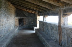 Ermitaren aldameneko aterpea