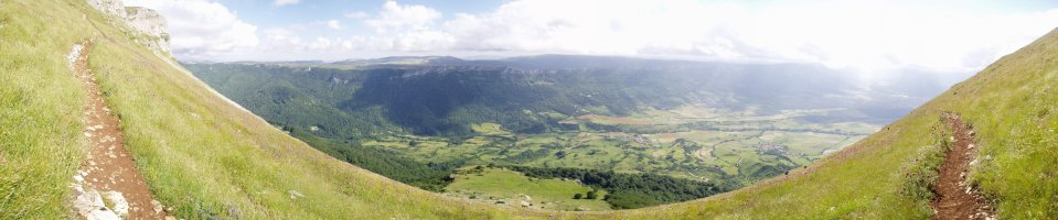 Unanuatik igotzen den bidea mendi-bizkarra harrapatu baino zertxobait lehenago