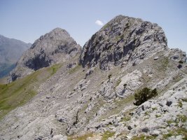 Bi tontor nagusiak ipar-mendebaldetik ikusita