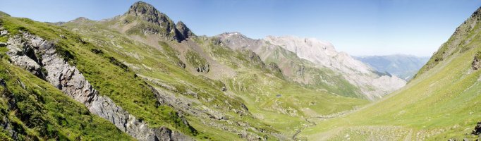 Louesqueko aintziretara igotzen den bidetik behekaldera ikuspegia