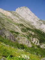 Isabeko urjauzietako bat eta Ténèbreko gandorreko tontor bat, Isabeko aintzirara igotzen den bidetik ikusita