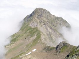 Ipar-ekialdeko gandorreko tontor bat tontor nagusitik ikusita
