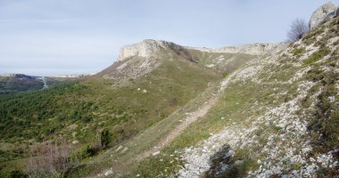 Lahozetik Leroneko atakara igotzen den bidetik ikusita
