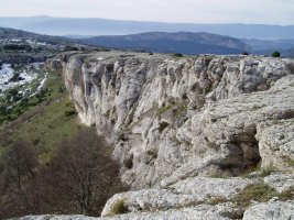 Mendebaldeko bizkarrak Valderejo aldera dituen hormak