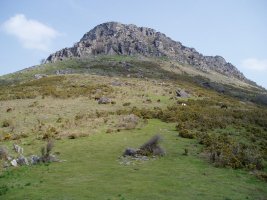 Irumuga lepotik igotzen den bidetik ikusita