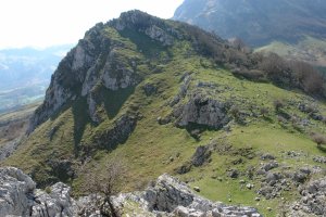 Haitz haundia haitz txikitik ikusita