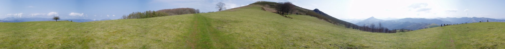 Hegoaldetik igotzen den bidetik 360ºtako ikuspegia