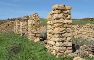 Borda baten hormak eta zutabeak Santa Agedan