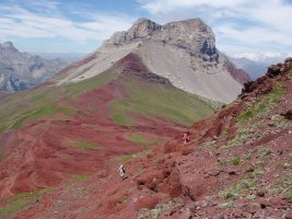 Anaterako hegia igotzen, atzean, Castillo de Acher