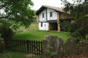 Borda dotorea, Sara aldeko bidearen bazterrean