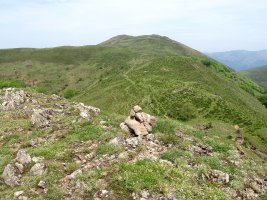 Olari (1048m), gailurra. Atzean, Elorregi eta Abartan
