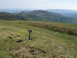 Txartelontzi zaharra. Atzean, Urkulu