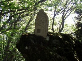 Arnazu-Areta mendiko tontorreko oroitarria