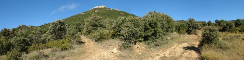 Bidegurutzea: ezker aldetik goaz San Bernabe aldera.