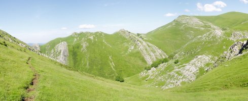 Larraone, Etitzegi eta Uzkuiti mendebaldetik ikusita, Muitzetik Egurral lepora igotzen den bidetik