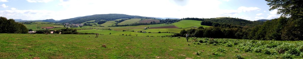 Auritzberri Zobeta mendiaren hegitetatik. Atzean, Berregu