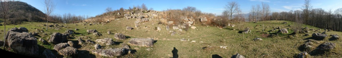 Ingurune horretan ez da erraza megalitoak bereiztea.