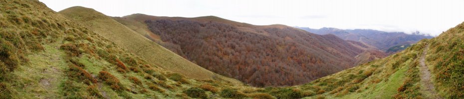 Putzuetako gaina hegoaldetik inguratzen duen bidetik ikuspegi zabala