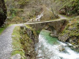 Urdón errekaren gaineko zubia