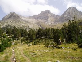 Puente Coronas eta Pleta de Llosás arteko bidetik ikusita