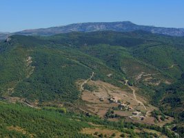 Aldapaburu Zuntzarrenen gainean. Atzean, Larrogain