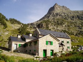 La Renclusako aterpea izen bereko tontorraren azpian