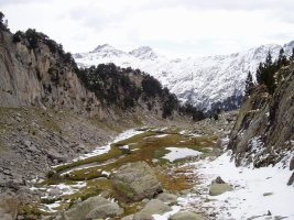 La Renclusatik igotzen den bideak zeharkatzen duen laugunea