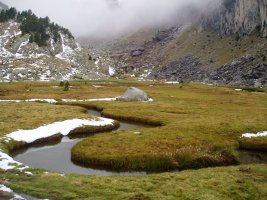 La Renclusatik igotzen den bideak zeharkatzen duen laugunea