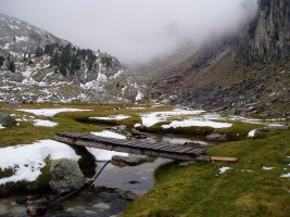 La Renclusatik igotzen den bideak zeharkatzen duen laugunea