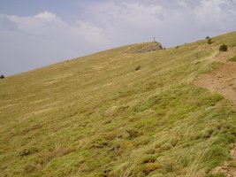 Ekialdetik datorren bidetik ikusita