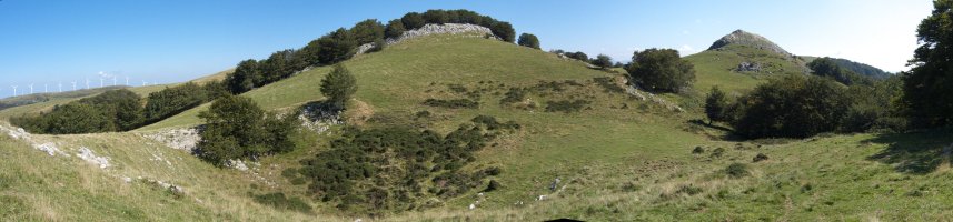 Mendebaldetik ikusita (eskubi aldean, atzean)