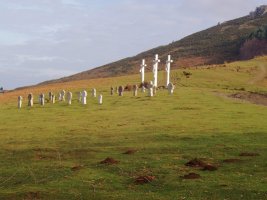 Gurutzeak eta estelak Atxulegiko hegietan