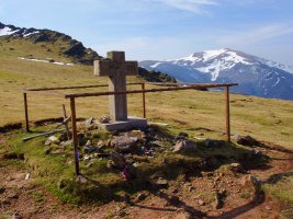 Donejakue bideko gurutzea Leitzarateka iparraldeko lepoan