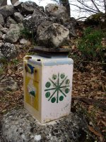 Belogaingo txartelontzi zaharra, "Montañeros a su aire"k jarria