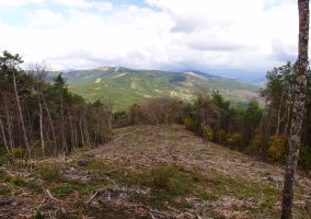 Belogaingo gailurra, beihala itxia, gaur egun suteen kontrako erretenak soildua