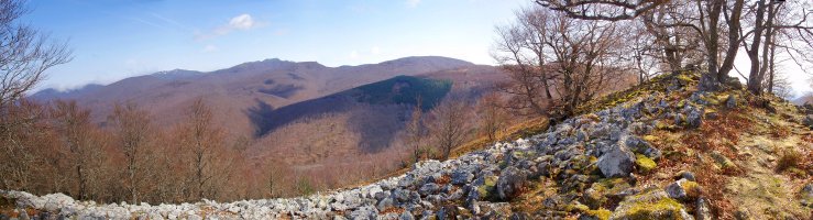 Apordokiko gailurra. Atzean Xuriain, Burdindogi eta Urdanatz