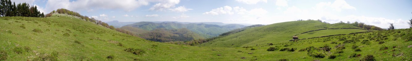 Agaotz eta Sarastarri, bien arteko bizkarretik ikusita