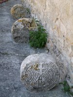 Hilharri landuak elizaren itzalean