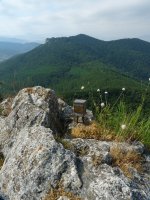 Berrondoko txartelontzia, atzean Antxorizko Haitzak