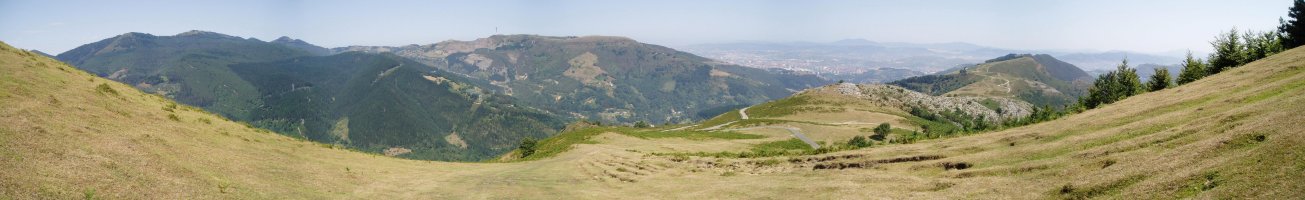 Iparraldetik igotzen den bidetik iparraldera ikuspegi zabala