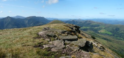 Menditipiko Bizkarreko gailurra ia oharkabean pasatzen da