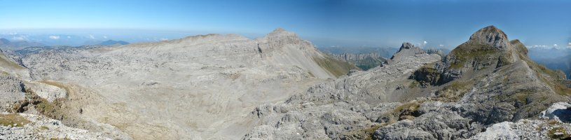 Inguruko mendien panorama Budogiako gailurretik