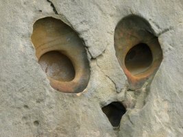 Horman zulatutako begiak