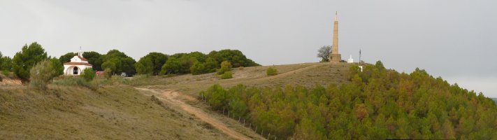 Guruguko gailurra, Santo Kristoren baseliza eta Bihotz Sainduaren estatua