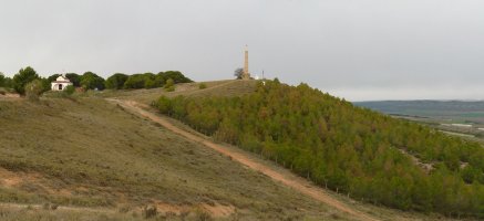 Guruguko gailurra, Santo Kristoren baseliza eta Bihotz Sainduaren estatua
