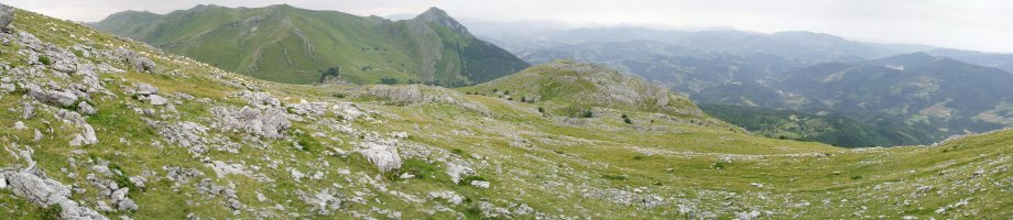 Zabalegitik igotzen den bidetik ipar-mendebaldera ikuspegi zabala