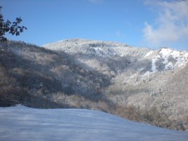 Aztioren ekialdeko aurpegia elurretan