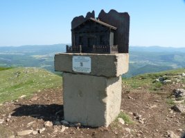 Ergako gailurreko txartelontzi berria, Irurtzungo Iratxo elkarteak jarria