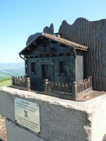 Ergako gailurreko txartelontzi berria, Irurtzungo Iratxo elkarteak jarria