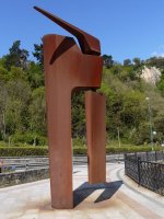 Hondartzaren inguruko eskultura bat